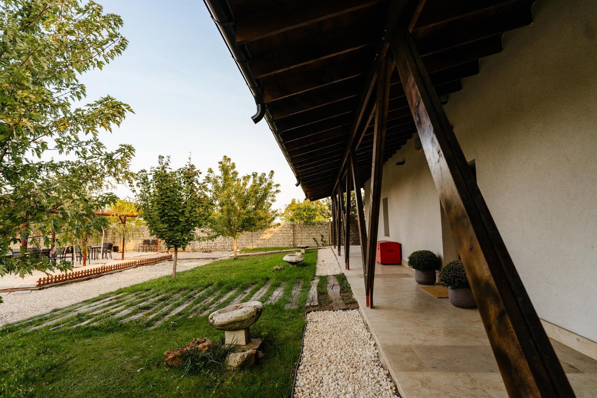 The Tribe Alpaca Retreat Hotel Branesti Ngoại thất bức ảnh